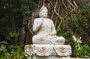 Da Nang 'ın mermer dağlarındaki pagoda bahçesinde Buda heykeli.