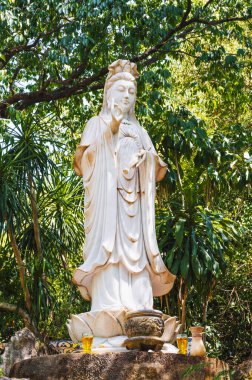 Da Nang 'ın mermer dağlarındaki pagoda bahçesinde Buda heykeli.