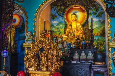 Da Nang 'ın mermer dağlarında bir tapınakta altın bir Buda sunağı.