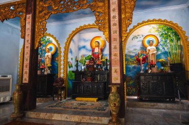 Da Nang 'ın mermer dağlarındaki tapınağın içindeki sunak..