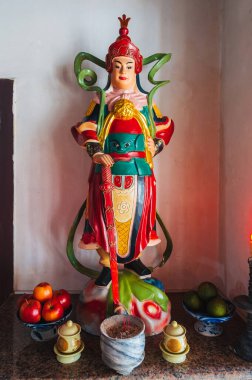 Vietnam 'ın Da Nang kentindeki Mermer Dağlar' daki bir tapınağın içinde Budist bir tanrının heykeli..