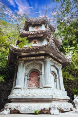 Bahçedeki eski kule, mermer dağlar, Vietnam.