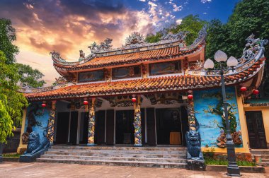 Tam Thai pagoda 'nın arka planı. Da Nang civarındaki mermer dağlar. Vietnam.