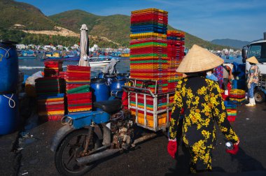 Bir balıkçı limanındaki balık pazarında bilinmeyen Vietnamlılar. Vietnam, Nha Trang