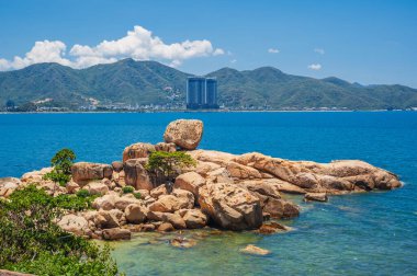 Nha Trang plajının ve adadaki gökdelenlerin göz kamaştırıcı manzarası. Resimli şehir manzarası. Nha Trang Asya 'da popüler bir turizm merkezidir..