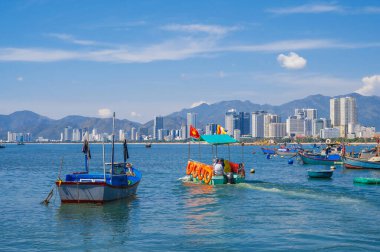 Renkli balıkçı tekneleriyle Nha Trangs kentsel manzarası.