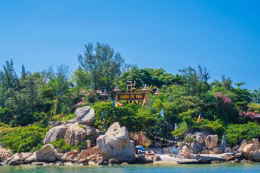 Nha Trang 'daki Tu Ton Pagoda Adası manzarası. Asya 'da denizin ortasında bir adadaki Budist tapınağı.