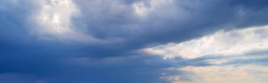 Bulutlu havada gökyüzü manzarası. Gökyüzü ile arkaplan