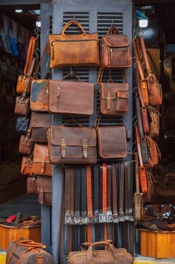 El yapımı deri çantalar, kemerler ve aksesuarlar Vietnam 'da Hoi An' da bir sokak pazarında tezgahta.