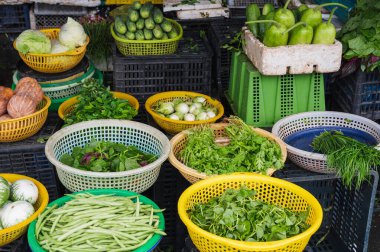 Vietnam 'da Asya' da sokak bakkalında ve sebze pazarında çeşitli sebze ve sebze çeşitleri