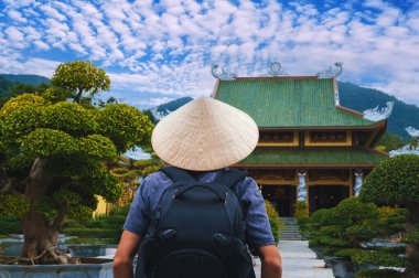 Vietnam 'da Da Nang' daki Linh Ung Pagoda 'daki Budist tapınağında bir erkek turist. Asya 'da seyahat ve turizm kavramı