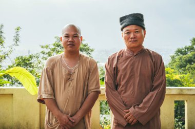 Asya 'daki Da Nang tapınağındaki pagoda tapınağındaki iki Asyalı erkek Budist keşiş. Da Nang, Vietnam - 29 Kasım 2024