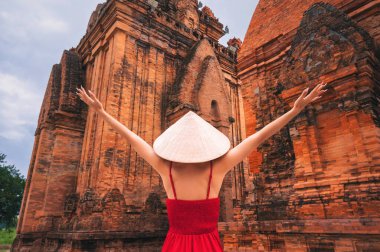 Vietnam 'da Vietnam' da Nha Trang 'da Po Nagar' ın Cham Kulelerinde Vietnamlı bir külah şapkayla gezen Asyalı kız turistin arkası.