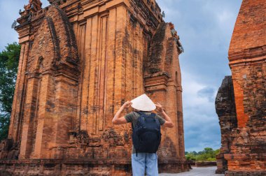 Vietnam 'da Vietnam' da Vietnam 'da Nha Trang' da Po Nagar 'da bulunan Non La on Cham Towers adlı Vietnamlı turist şapkasının arkasında.
