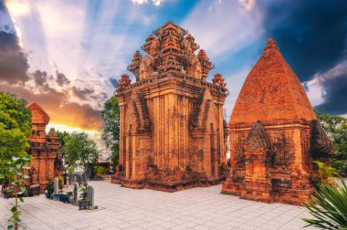 Vietnam dini Cham Po Nagar Kuleleri Vietnam 'da Nha Trang' da güneş doğarken