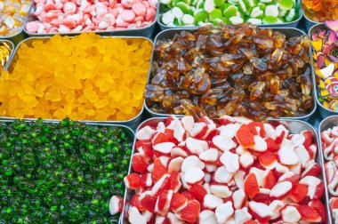 Asya 'daki doğu pazarındaki bir şekerci dükkanında renkli marmelat ve çiğnenebilir şekerler.