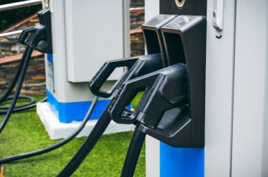 Elektrikli araba şarj istasyonunda kabloyu şarj etmek için.