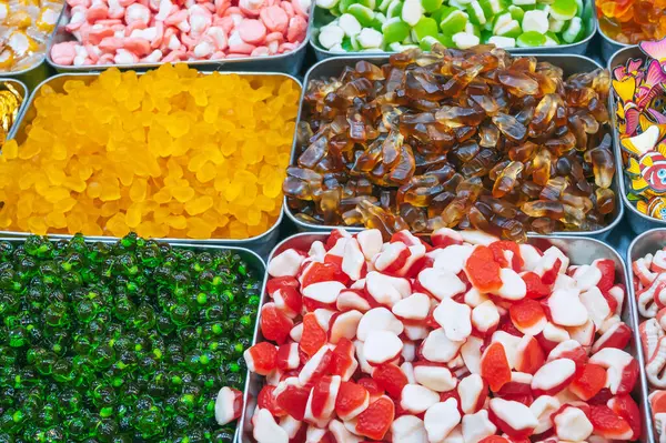 Asya 'daki doğu pazarındaki bir şekerci dükkanında renkli marmelat ve çiğnenebilir şekerler.