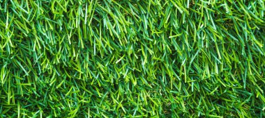 Yeşil çimen desenli suni çimenlik arka plan fotokopi alanı ile yakın plan