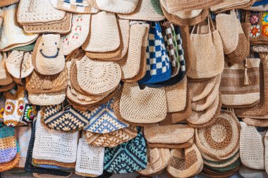 Vietnam 'da Asya pazarındaki tezgahta örülmüş kadın çantaları.