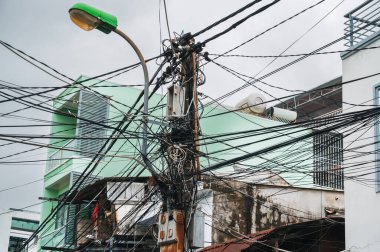 Vietnam 'da Asya' da bir şehrin sokaklarındaki elektrik kablolarında karışıklık.