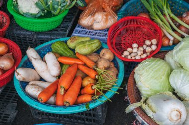 Vietnam 'da Asya' da sokak bakkalında sebze çeşitleri ve sebze pazarı