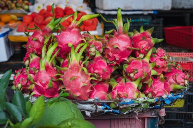 Vietnam 'daki Asya gıda pazarında taze ejderha meyvesi veya pitahaya.