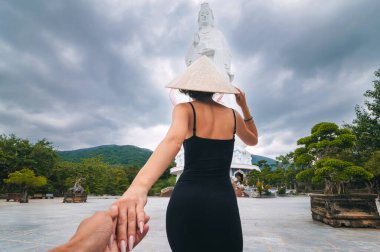 Vietnam 'da Da Nang' daki Linh Ung Pagoda 'daki Buda Heykeli' nde turist bir kızın arkasında. Asya 'da seyahat ve turizm konseptimi izleyin.