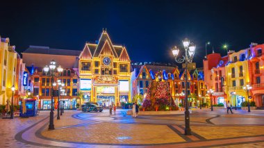 Nha Trang 'daki VinWonders Lunaparkı' ndaki Vininci Turizm Tesisi 'nde geceleri evler ve pazarlar bulunan merkez meydanı. Nha Trang, Vietnam - 6 Mart 2025