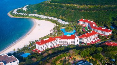 Vietnam 'ın Nha Trang kentindeki Hon Tre Adası' nda kumlu plajı olan lüks, modern bir otel. Asya 'da bir tatil köyü