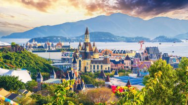 VinWonders Lunaparkı 'nın güzel panoramik manzarası. Gün batımında Vietnam' da Nha Trang 'da fantastik şatoları ve teleferiği var.