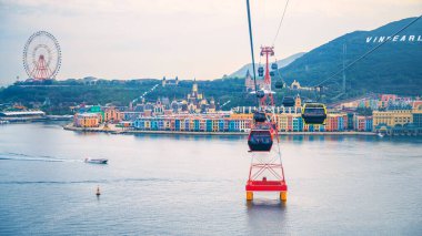 Vietnam 'daki Nha Trang' daki VinWonders Vininci Lunaparkındaki Hon Tre Adası 'na halatla giden teleferik kulübeleri.
