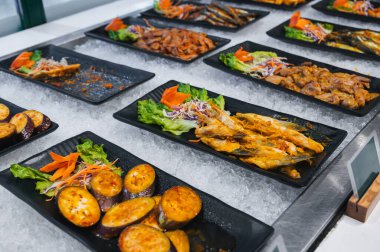 Asya 'da bir otelde Vietnam büfesi. Vietnam 'da kahvaltı için self-servis restoranında Asya yemekleri ve bulaşıklar.