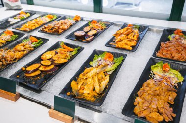 Asya 'da bir otelde Asya büfesi. Kahvaltı için self-servis restoranında Vietnam yemekleri, deniz ürünleri ve sebzeler.