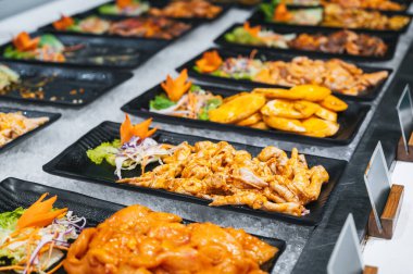 Vietnam 'da Asya' da Vietnam 'da oteldeki Vietnam self-servis restoranında Asya et yemekleri.