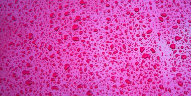 Metal yüzeyde yağmur damlalarının dokusuna sahip geniş kırmızı arkaplan.