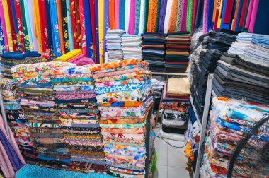 Vietnam 'da Asya' daki tekstil pazarında giysi ve kumaşlar