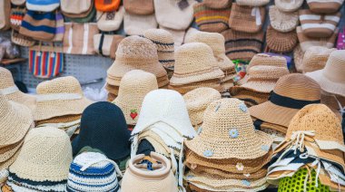 Vietnam 'da Asya pazarında bambudan örülmüş kadınlar için yaz plaj şapkaları