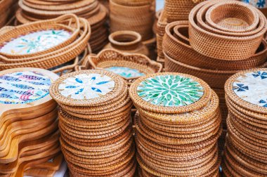 Vietnam 'daki Asya pazarında ahşap mutfak aletleri, el yapımı hasır sepetler ve konteynırlar.