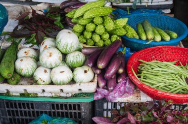 Vietnam 'da Asya' daki sokak sebze pazarında çeşitli sebzeler.