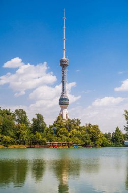 Özbekistan 'ın Taşkent kentindeki yüksek televizyon kulesi mavi bir gökyüzünün arka planında