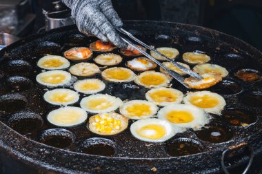 Vietnam 'da, Asya' da bir Asya gece pazarında karides ve mısırla geleneksel Vietnam yemeği pişirmek.