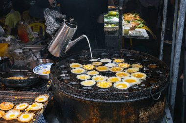 Vietnam 'da, Asya' da bir Asya gece pazarında karides ve mısırla geleneksel bir Vietnam yemeği pişirmek.