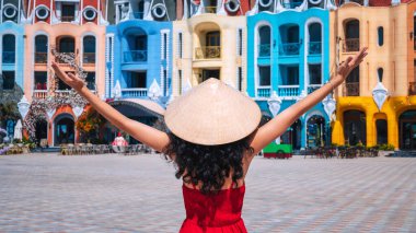Vietnam şapkalı genç bayan turist Non La on VinPearl Adası 'nda Nha Trang' daki Vinders Lunaparkı 'nda yaz tatilinde. Vietnam 'da seyahat ve turizm