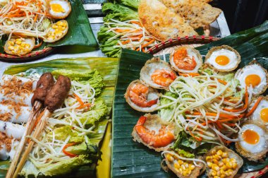 Geleneksel Vietnam yemekleri Asya 'daki gece pazarında tezgahta Vietnam' da Da Nang 'da