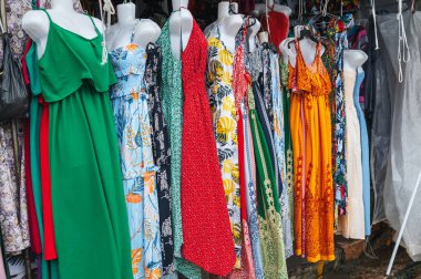 Doğu Asya sokak pazarında kadınların çok renkli elbiseleri