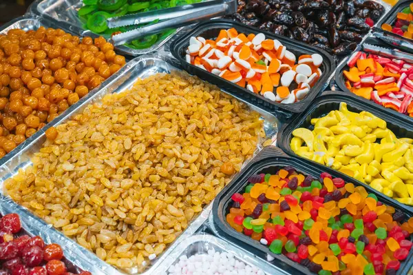 Asya pazarında kurutulmuş meyve, şeker, şeker ve marmelat çeşitleri