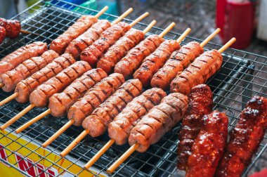 Çubuklarda ızgara sosis. Vietnam 'da Asya' da sokak yemekleri