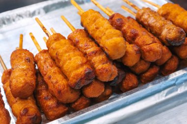 Asya 'da bir markette ekmek kırıntıları içinde kızarmış sosis. Kore sosisi mi Korndog mu? Asya fast food