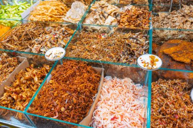 Vietnam 'daki Asya balık pazarında abur cuburlar için çeşitli kurutulmuş balık ve deniz ürünleri.